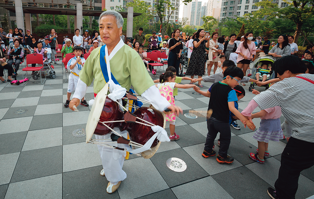 Virtuoso's Life Shaped by the Rhythms of Janggu