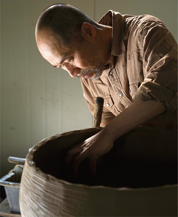 ‘Thinking Hands' of Lee Hyun-bae, <font color='red'>Master</font> Onggi Artisan