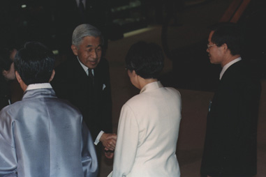 President Lee In-ho is greeted by Emperor Akhito at Tokyo's National Theater.