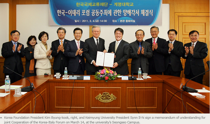 Korea Foundation President Kim Byung-kook, right, and Keimyung University President Synn Il-hi sign a memorandum of understanding for joint Cooperation of the Korea-Italy Forum on March 14, at the university’s Seongseo Campus.