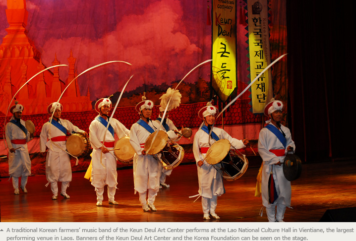 A traditional Korean farmers’ music band of the Keun Deul Art Center performs at the Lao National Culture Hall in Vientiane, the largest performing venue in Laos. Banners of the Keun Deul Art Center and the Korea Foundation can be seen on the stage