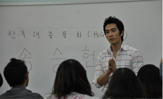 KF Cultural Ambassador Song Seung-heon chats with Korean Studies majors at the Ho Chi Minh University of Social Sciences and Humanities.