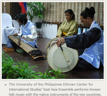 The University of the Philippines Diliman Center for International Studies’ East Asia Ensemble performs Korean folk music with the native instruments of the two countries.