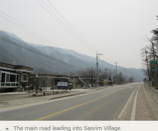 The main road leading into Seorim Village