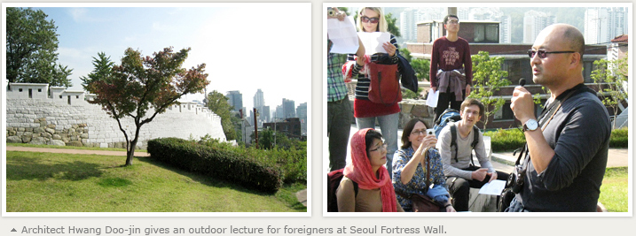 ▲ Architect Hwang Doo-jin gives an outdoor lecture for foreigners at Seoul Fortress Wall.