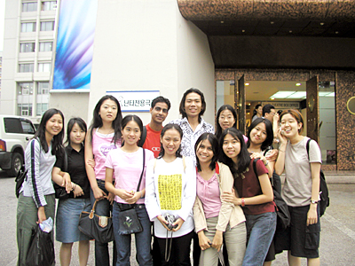 Foreign undergraduate students pose after seeing nanta in seoul on July 12.