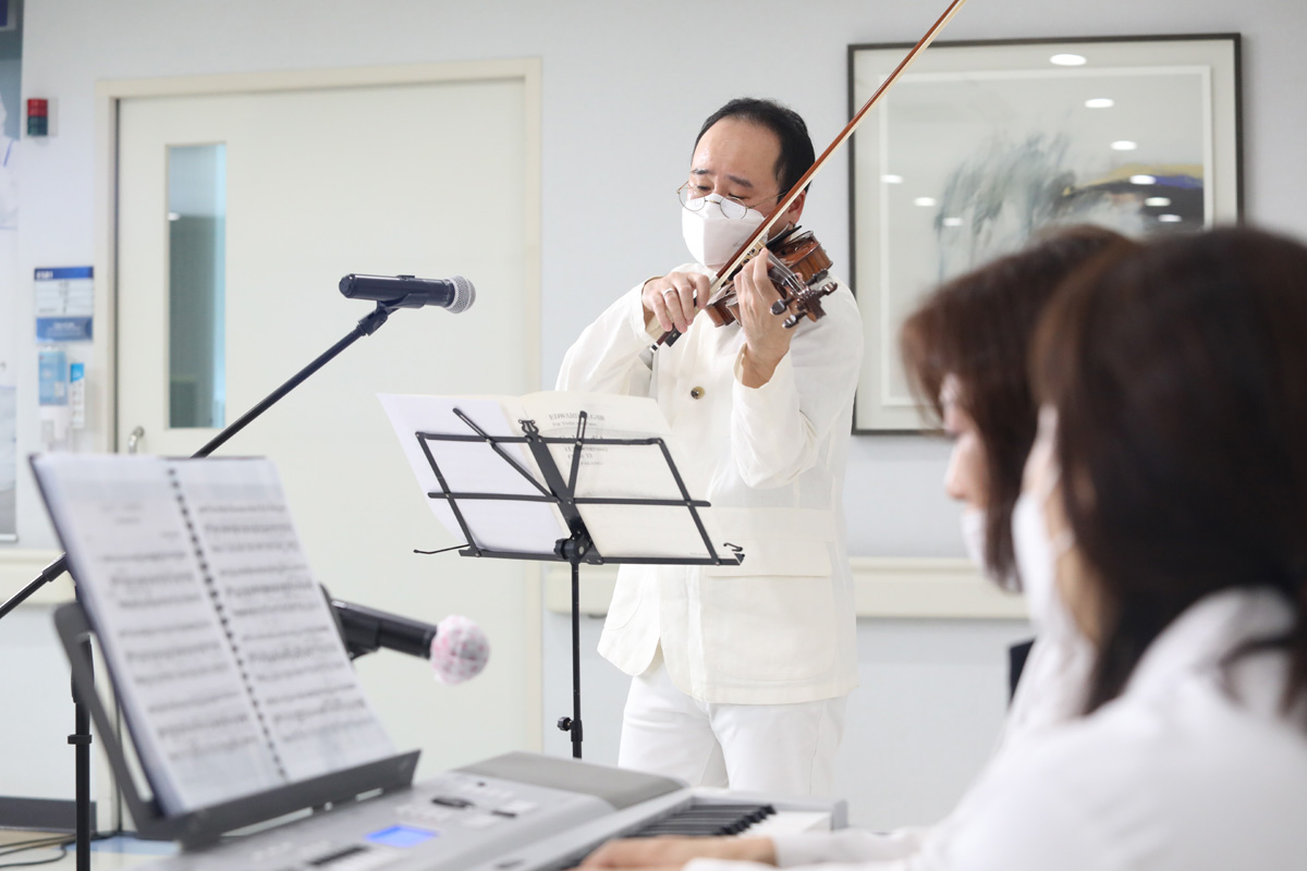Violinist Won Hyung-joon ‘I play <font color='red'>music</font> of peace and healing.'