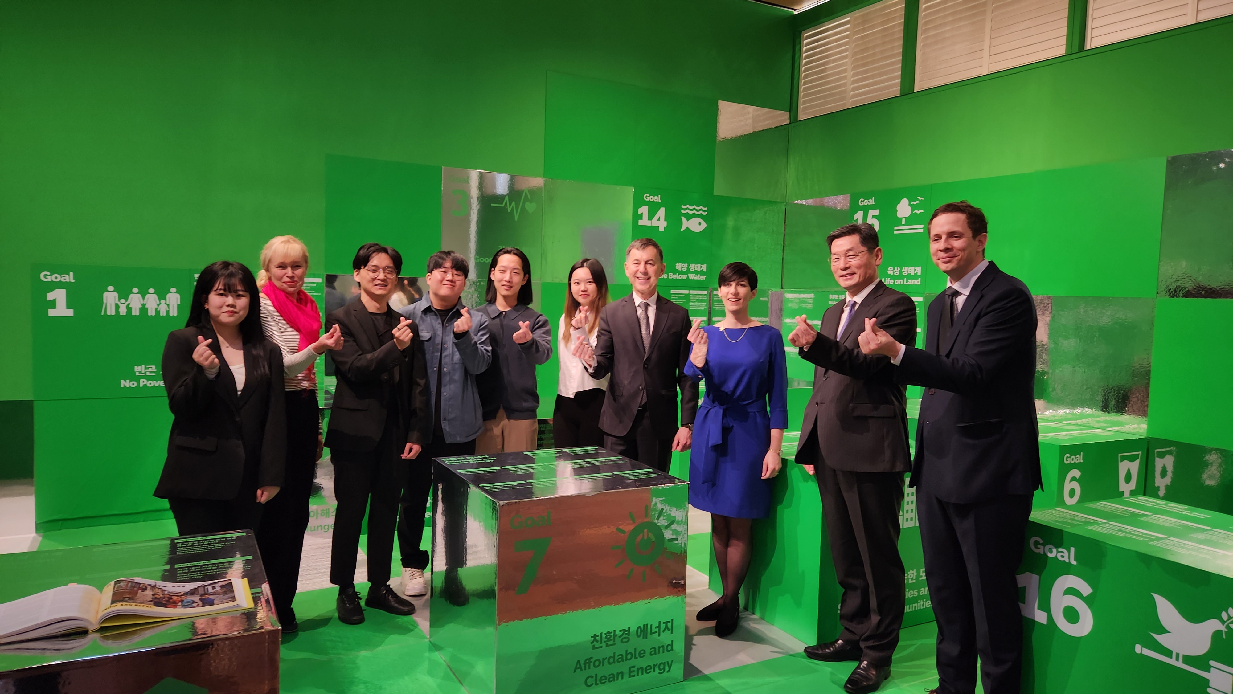 Czech Government and Parliamentary Delegation to Korea Visited “<font color='red'>Towards</font> <font color='red'>the</font> <font color='red'>Day</font> <font color='red'>After</font> <font color='red'>Today</font>” Exhibition at KF Gallery