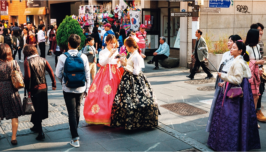 The <font color='red'>Hanbok</font> Revival and its Two Faces