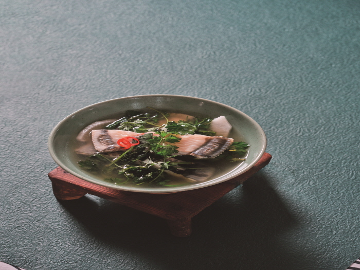 Toutes les saveurs du printemps dans un bol de soupe de flet à l'armoise